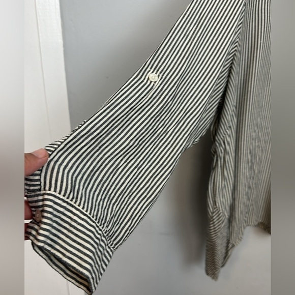 Premise Studio Gray White Stripe Sharkbite Hem Top 2X - Picture 11 of 14